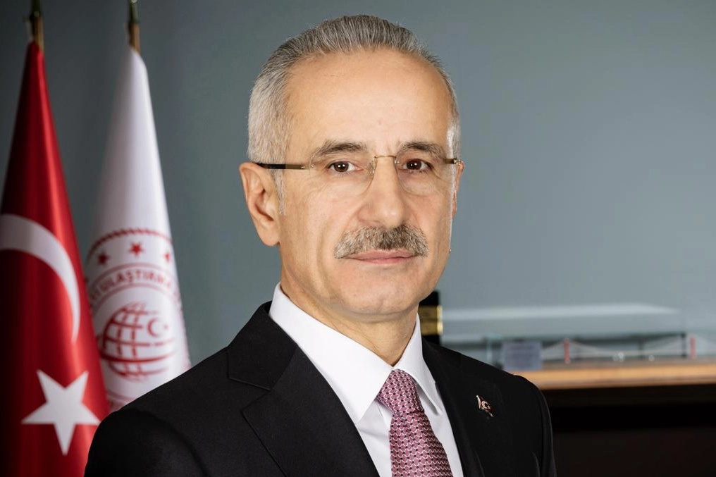 Bakan Uraloğlu a&ccedil;ıkladı! PTT'den emeklilere 14 bin TL'ye varan nakit destek