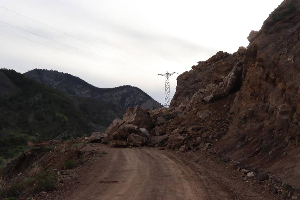 Oltu’da heyelan; dağdan kopan kaya parçaları mahallenin yolunu kapattı