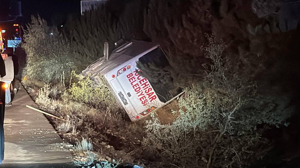 Afyonkarahisar'da yolcu midibüsü devrildi: 12 yaralı 