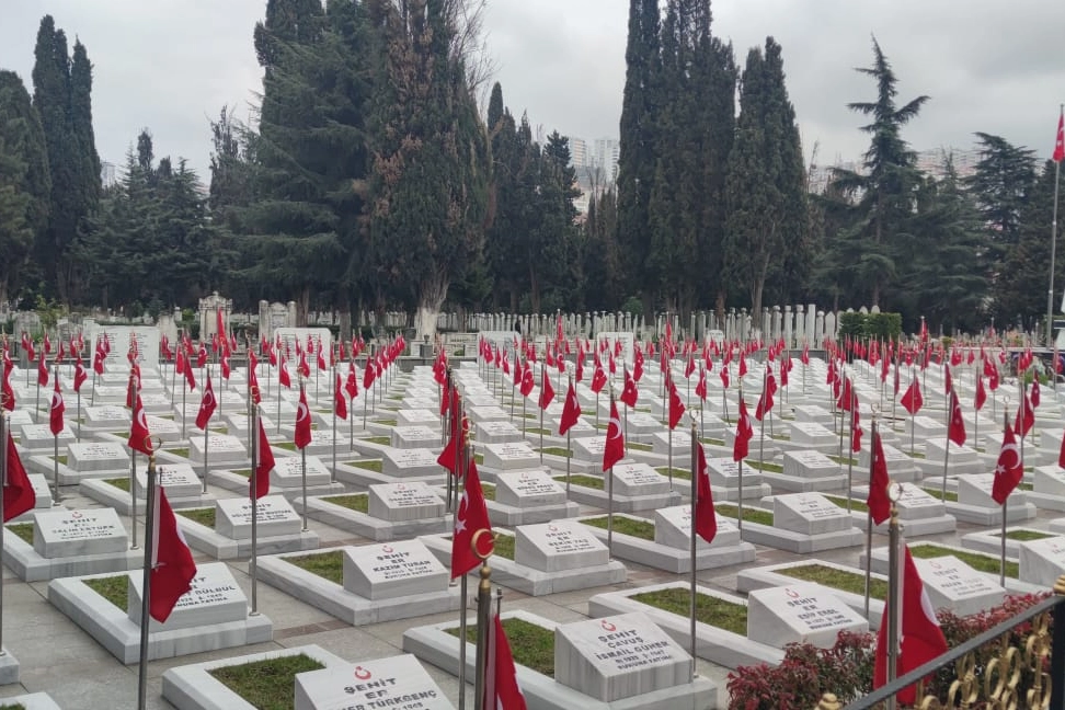 Trabzon'da B&uuml;y&uuml;kşehir mezarlıkları bayrama hazırladı