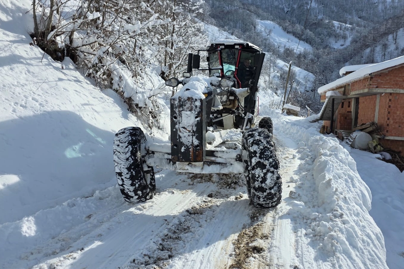 Trabzon&rsquo;da karla m&uuml;cadele aralıksız s&uuml;r&uuml;yor