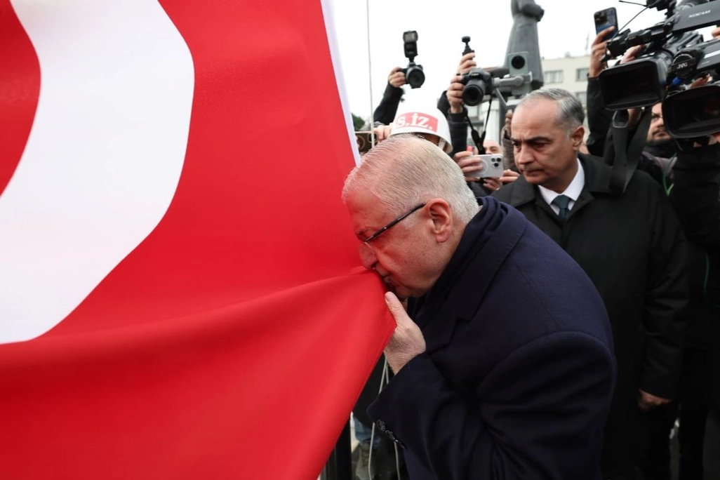 Bakan G&uuml;ler, şanlı sancağı &Ccedil;anakkale'de g&ouml;ndere &ccedil;ekti