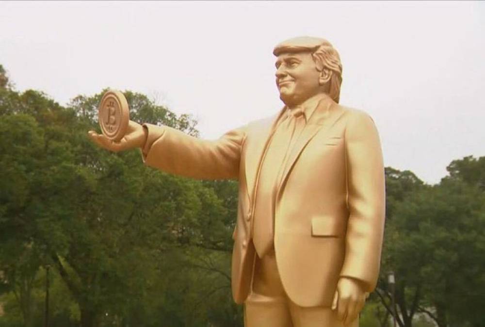 Beyaz Saray’ın karşısına Trump’ın Bitcoin tuttuğu heykeli dikildi