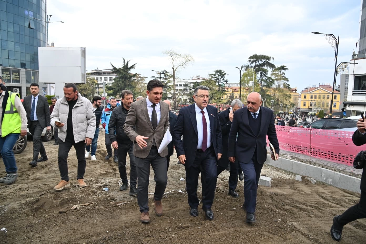 Trabzon'da Başkan Gen&ccedil;, Meydan&rsquo;daki d&ouml;n&uuml;ş&uuml;m&uuml; yerinde inceledi