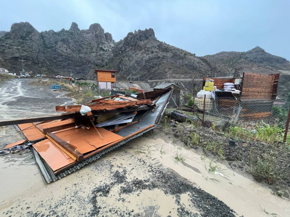 Artvin'de fırtına; çatılar uçtu, masalar savruldu