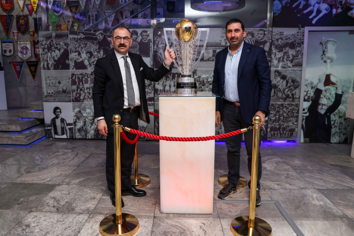 Trabzonspor'un 2021-2022 Şampiyonluk Kupası Müzede yerini aldı