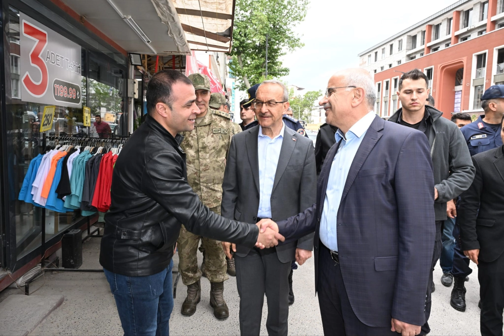 Malatya'da deprem sonrası yerinde Başkan Er'den 'ge&ccedil;miş olsun' ziyareti