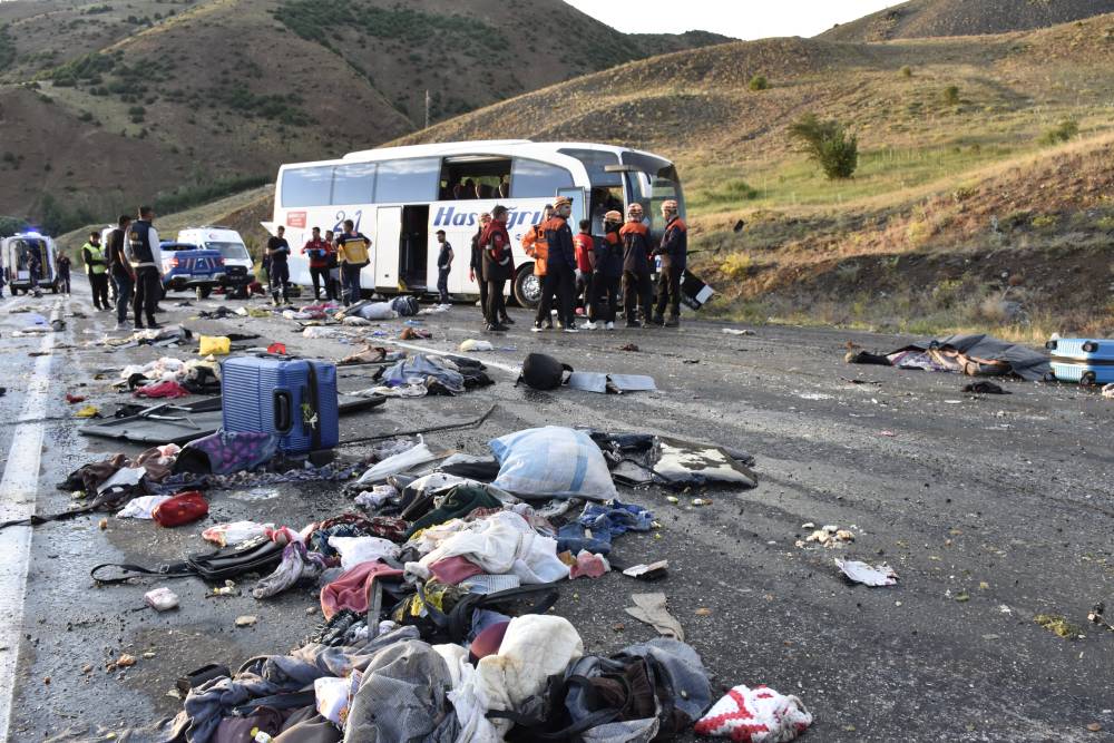 Sivas’ta yolcu otobüsü devrildi: 3 ölü, 24 yaralı 