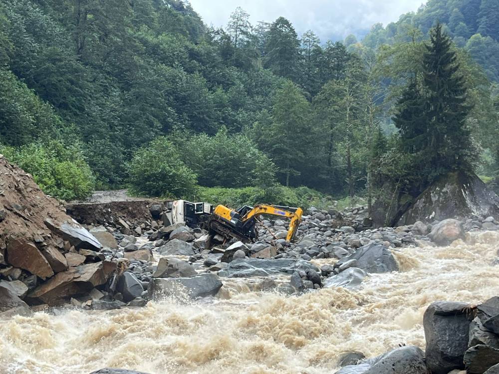 Rize'de sel ve heyelan, iş makinaları devrildi, bungalovları sel yıktı