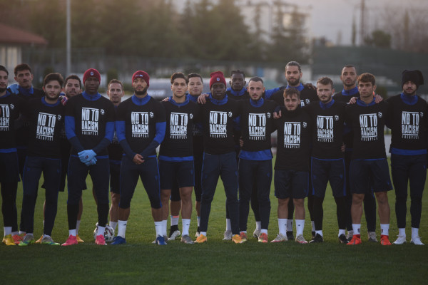 Trabzonsporlu futbolcular 'Irkçılığa hayır' yazılı tişörtlerle antrenmana çıktı 