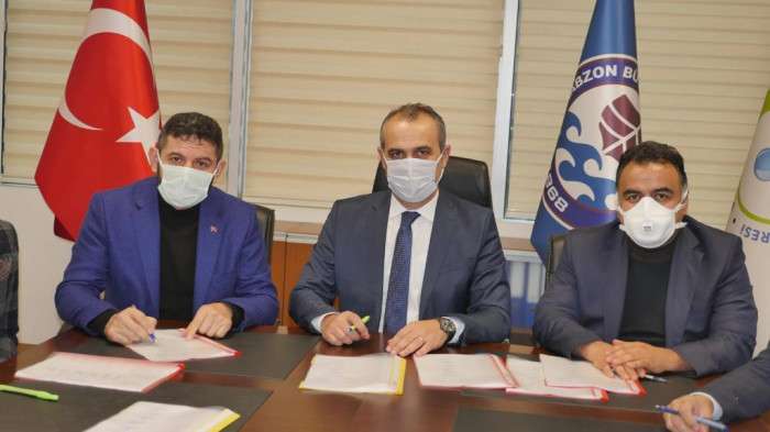 Trabzon Büyükşehir Belediyesi ve Hizmet İş Sendikası arasında toplu iş sözleşmesi imza töreni yapıldı