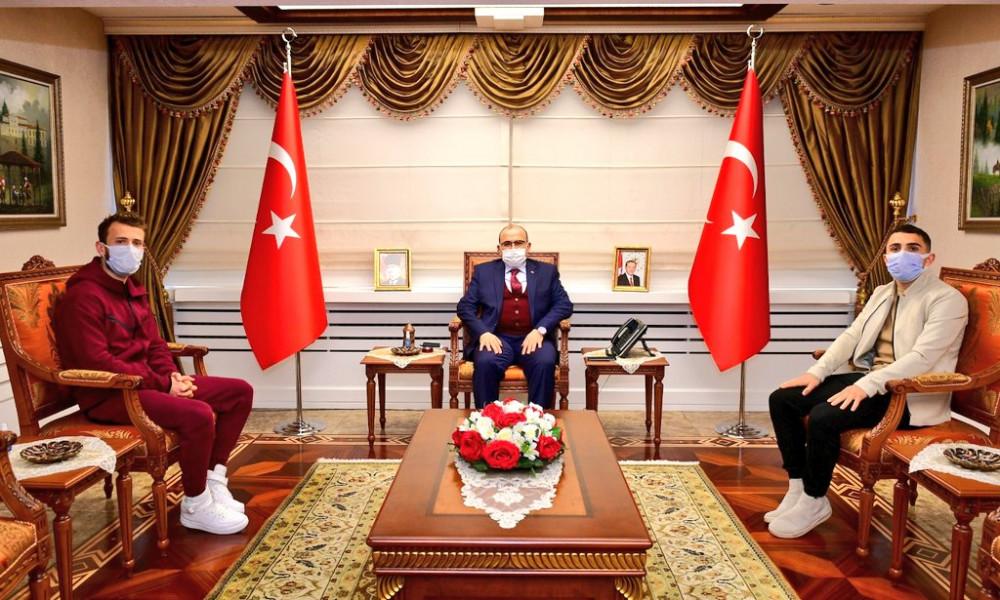 Trabzonspor'lu futbolculardan Vali Ustaoğlu'na ziyaret