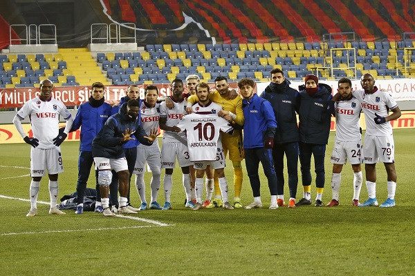 Trabzonspor'lu futbolcular Gençlerbirliği galibiyetini Abdulkadir Ömür'e hediye ettiler