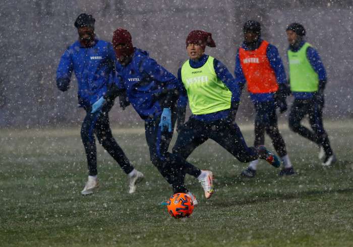 Trabzonspor kar altında çalıştı