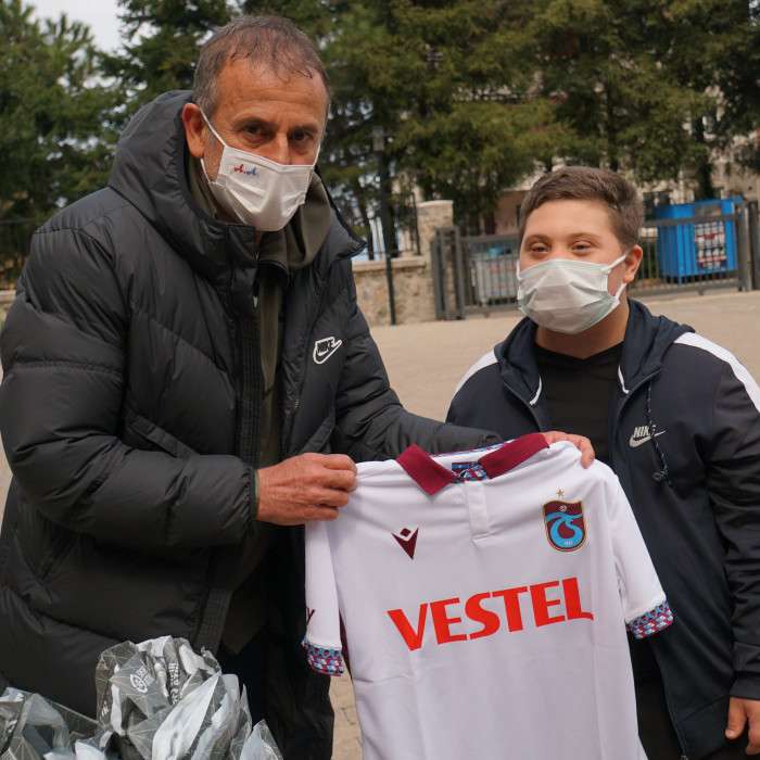 Trabzonspor Teknik Direkt&ouml;r&uuml; Avcı, down sendromlu ve otizmli &ccedil;ocukları ziyaret etti
