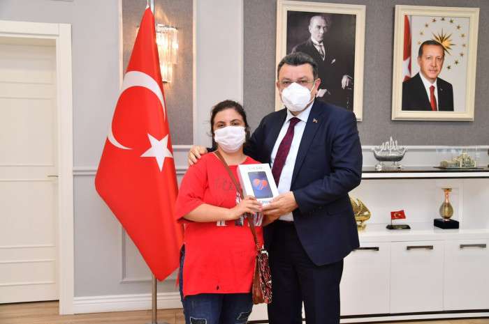 Ortahisar Belediye Başkanı Ahmet Metin Genç, engelli gence tablet hediye etti