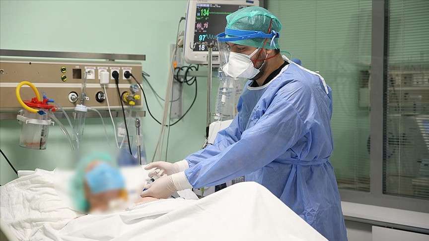 Türkiye'de 5 bin 261 kişinin testi pozitif çıktı, 37 kişi hayatını kaybetti