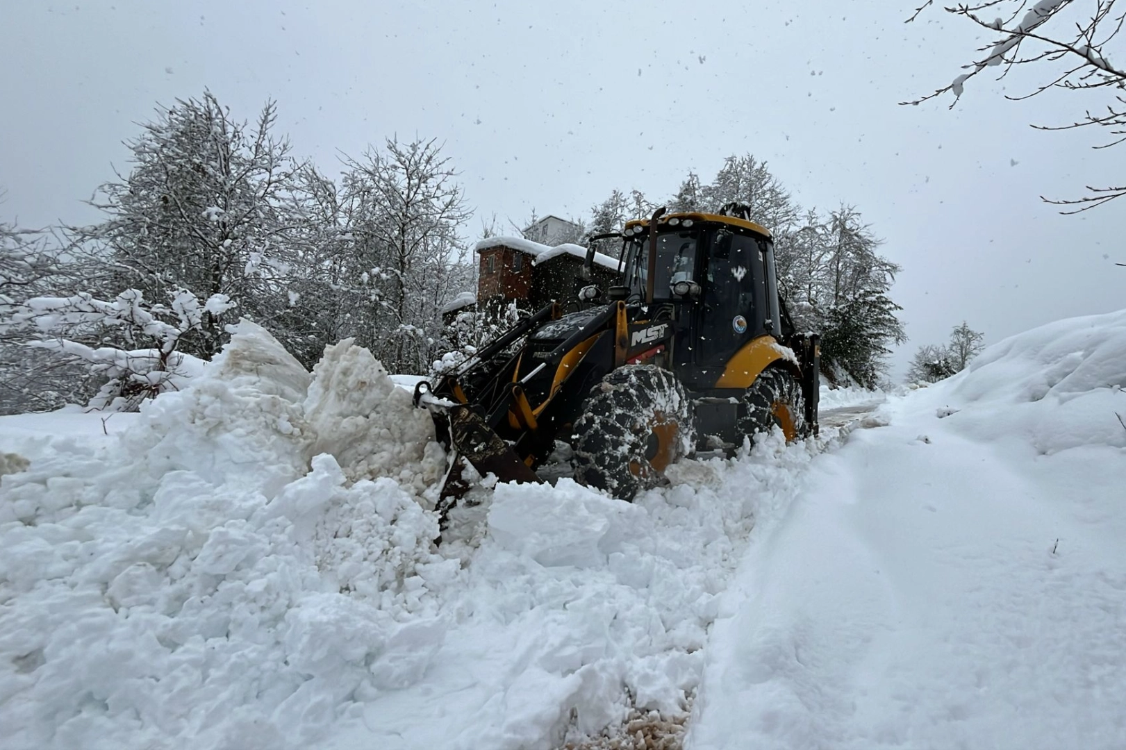 Trabzon&rsquo;da kar yağışı sonrası 70 mahalle yolu a&ccedil;ıldı