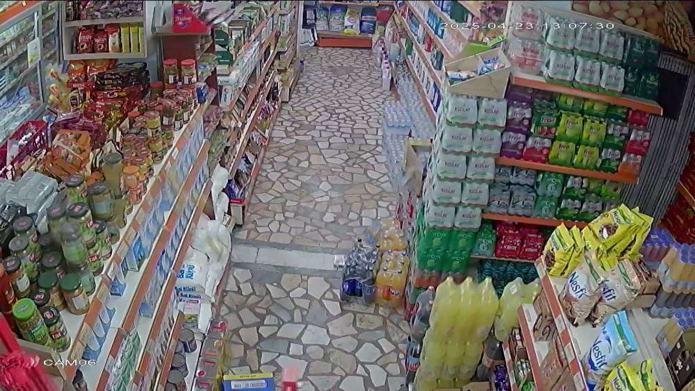 İstanbul'daki 6,2'lik deprem anı güvenlik kameralarına yansıdı