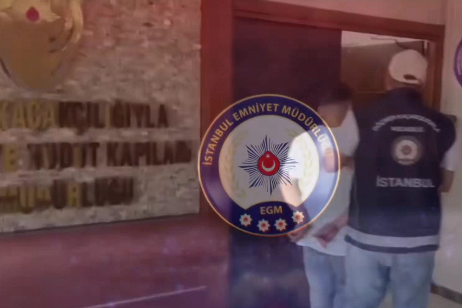 İstanbul merkezli 8 ilde g&ouml;&ccedil;men ka&ccedil;ak&ccedil;ılığına 64 g&ouml;zaltı
