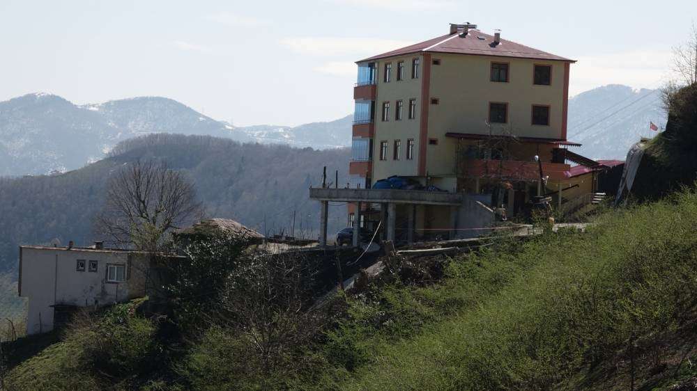 5 katlı apartman önündeki beton yol heyelanla çöktü 
