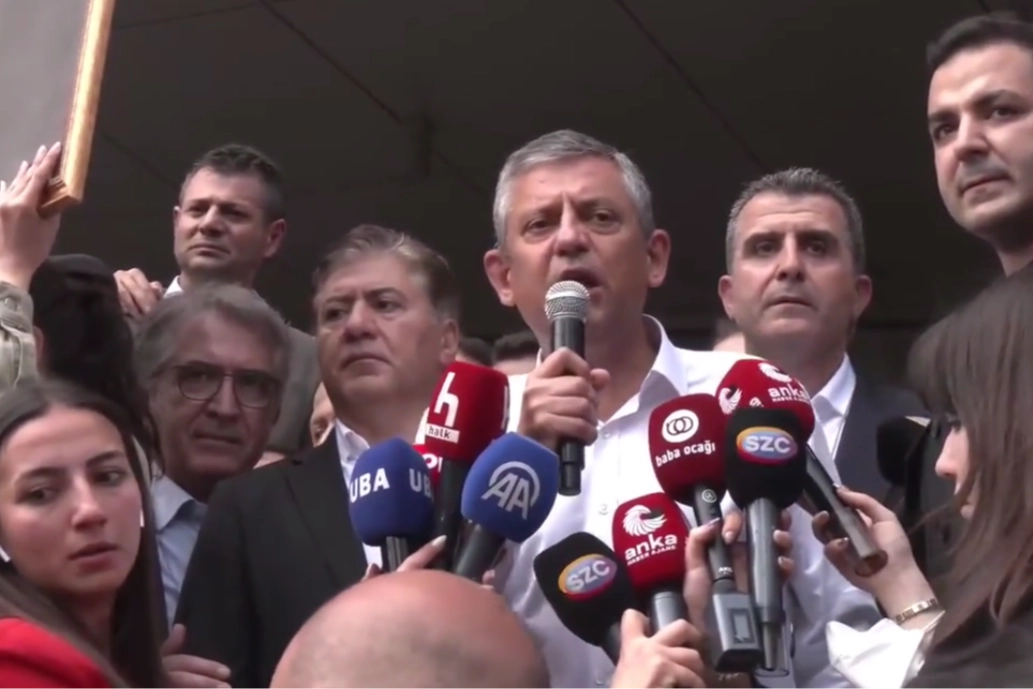 &Ouml;zg&uuml;r &Ouml;zel: CHP sokakta, meydanda, yoldadır! Geri gelmek &uuml;zere &ccedil;ıkıyorum!
