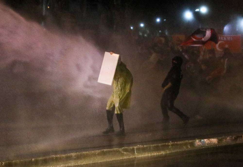Antalya'da 'İmamoğlu' protestosunda TOMA'lı müdahale; 25 gözaltı