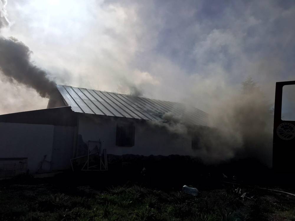 Yayla evinde çıkan yangında 4 kişi dumandan etkilendi