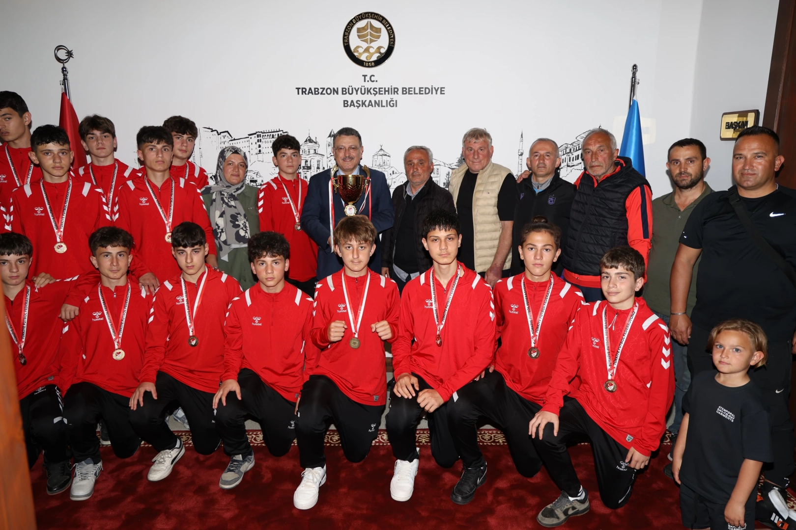 Trabzon'da Başkan Gen&ccedil;, şampiyon takımı ağırladı