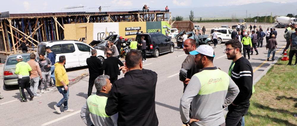 Beton mikserinin çarptığı araçlar hurdaya döndü, sürücü yaralandı