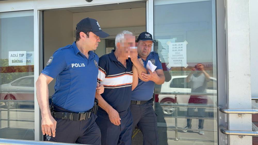 Halk otobüsünde etek altı fotoğraf çektiği iddia edilen emekli hakime gözaltı