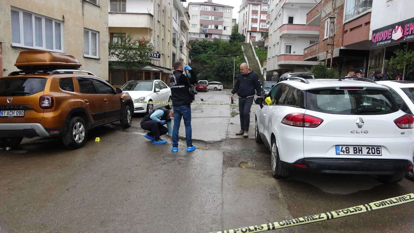 Kavgayı ayırmaya &ccedil;alıştı, kurşunun hedefi oldu
