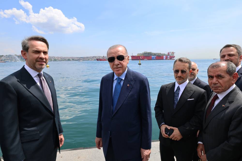 İstanbul- Cumhurbaşkanı Erdoğan, Yüzer Üretim Tesisi 'Osman Gazi'yi selamladı / Geniş haber 