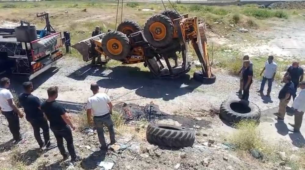 Şarampole yuvarlanan iş makinesinin operatörü yaralandı 