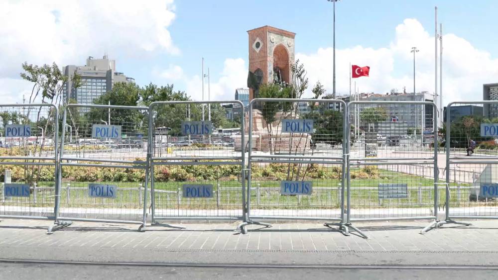 İstanbul- Taksim Meydanı yaya girişine kapatıldı