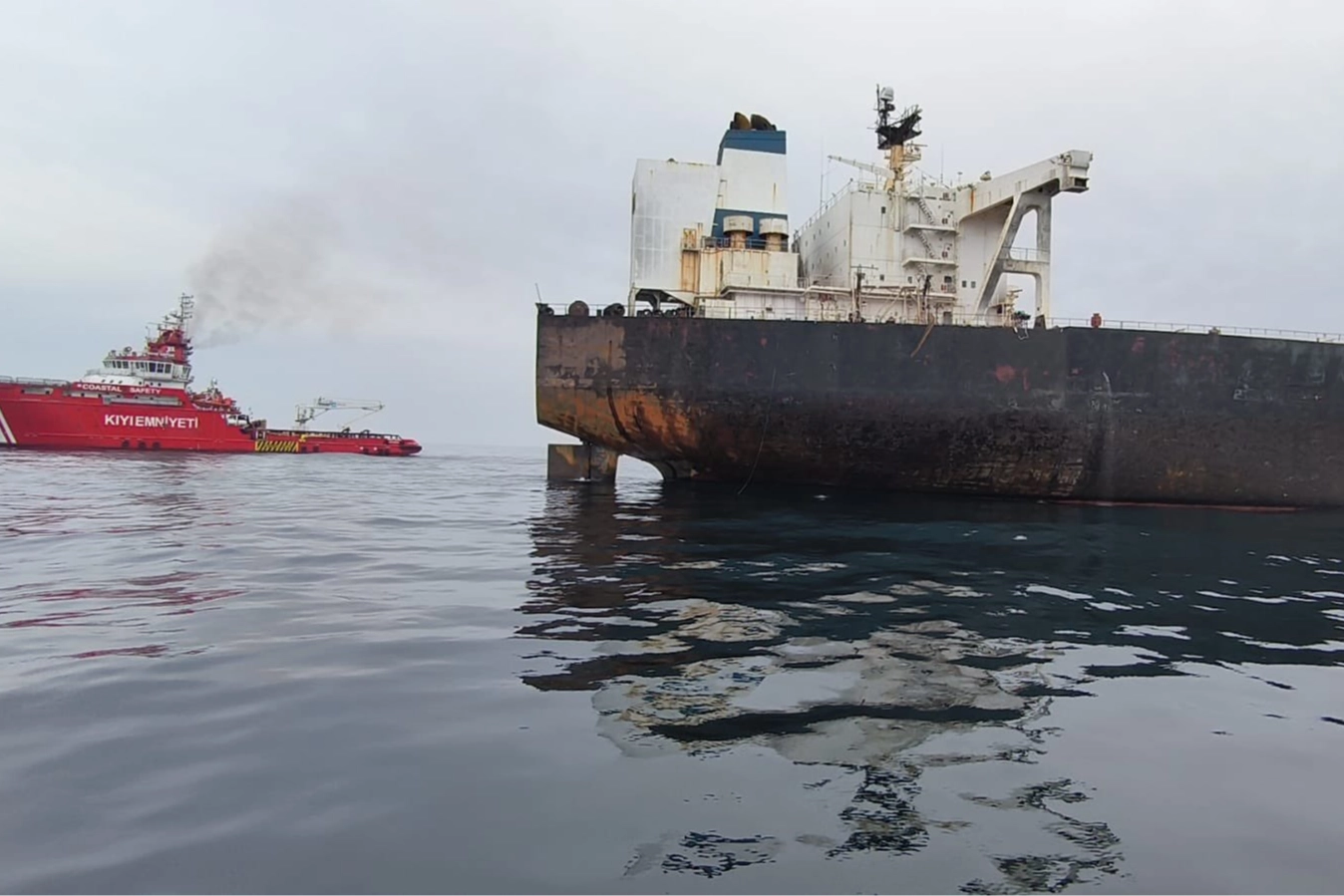 Karadeniz'de patlama yaşayan 'KAIROS'ta yangın söndürüldü! VIRAT'ın çeki operasyonu sürüyor