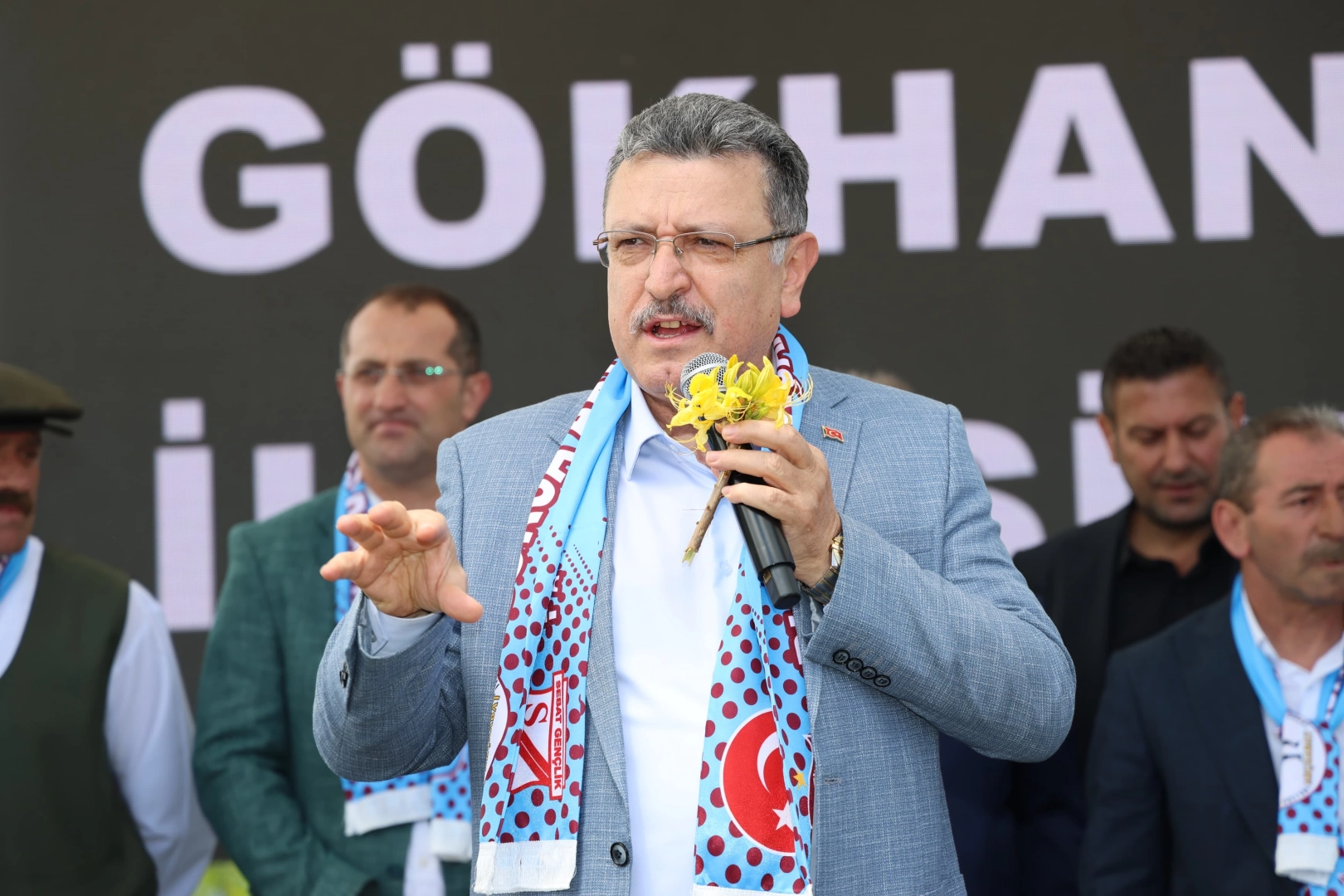 Trabzon'da Başkan Gen&ccedil;&rsquo;ten şenlikte yol m&uuml;jdesi