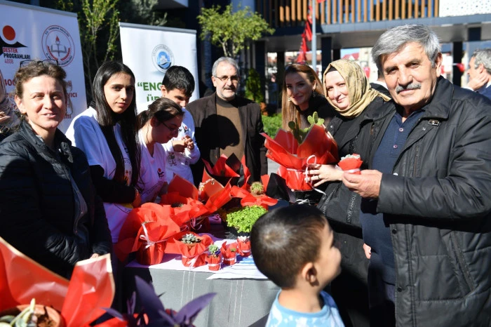 ÜRETEN ELLER: En Mutlu Köy'de Özel Bireylerin Tarımsal Emekleri Satışa Sunuldu