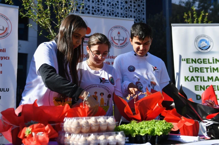 ÜRETEN ELLER: En Mutlu Köy'de Özel Bireylerin Tarımsal Emekleri Satışa Sunuldu