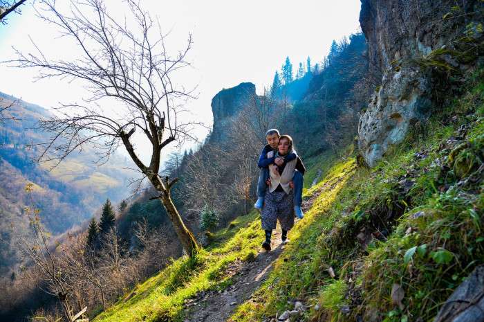 Trabzon'da felçli eşini sırtında taşımak zorunda kalan kadının yol isteği yerine getirildi