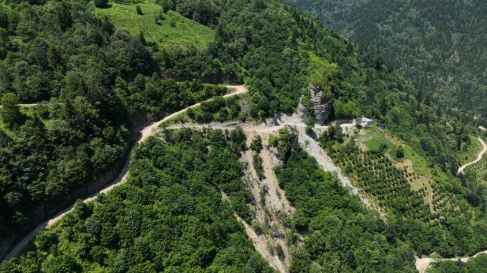 Trabzon'da felçli eşini sırtında taşımak zorunda kalan kadının yol isteği yerine getirildi