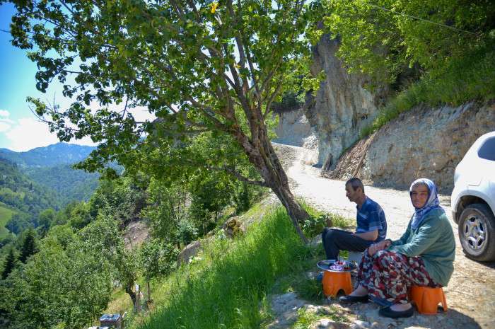 Trabzon'da felçli eşini sırtında taşımak zorunda kalan kadının yol isteği yerine getirildi