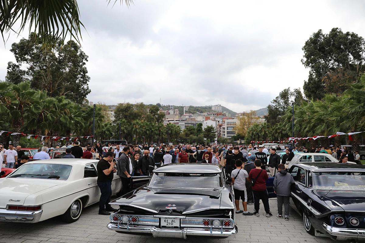 Akçaabat’ta Nostalji Rüzgârı: Klasik Otomobiller Göz Kamaştırdı