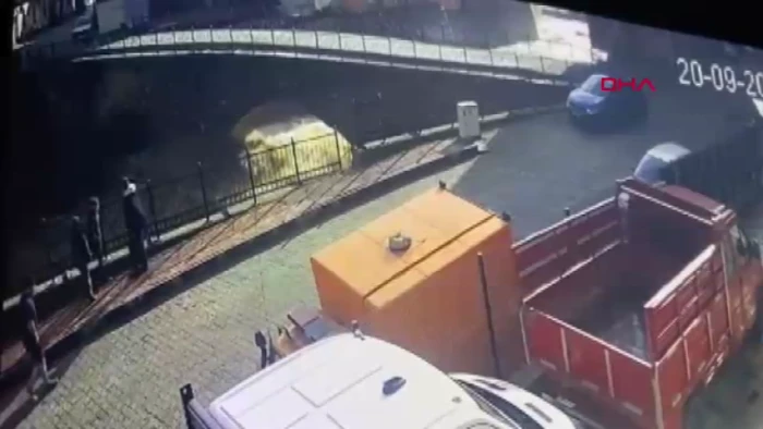 Artvin - Tarihi köprünün yıkılma anı kamerada