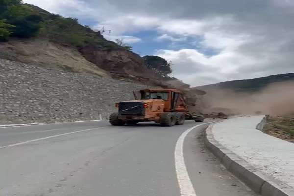 Artvin’de operatörün heyelandan son anda kurtulduğu anlar kamerada