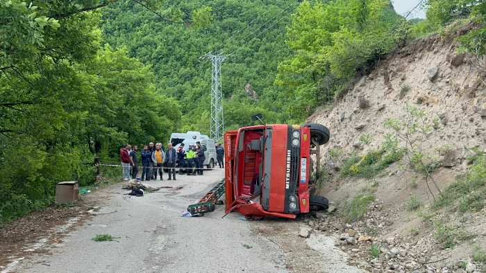 Artvin'de sondaj kamyonu devrildi; 1 ölü, 2 yaralı