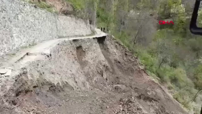 Artvin’de yol inşasında heyelan anı kamerada
