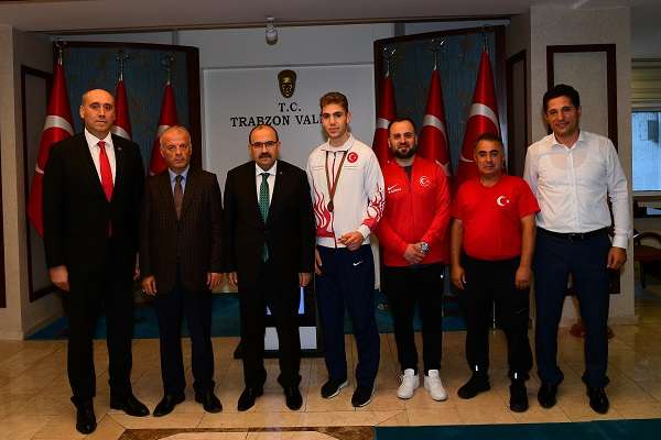 Avrupa 3&rsquo;&uuml;nc&uuml;s&uuml; Olan Trabzonlu Milli Boks&ouml;r Mehmet Aydemir&rsquo;den Vali Ustaoğlu&rsquo;na Ziyaret