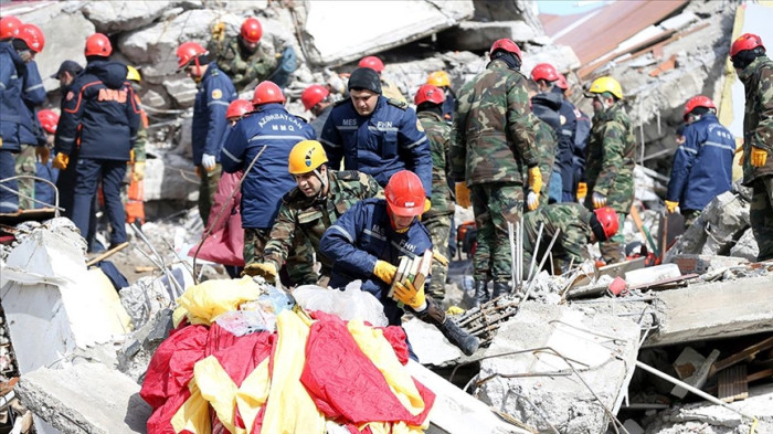Azerbaycanlı ekipler Kahramanmaraş'ta 5'i çocuk 26 kişiyi enkaz altından kurtardı