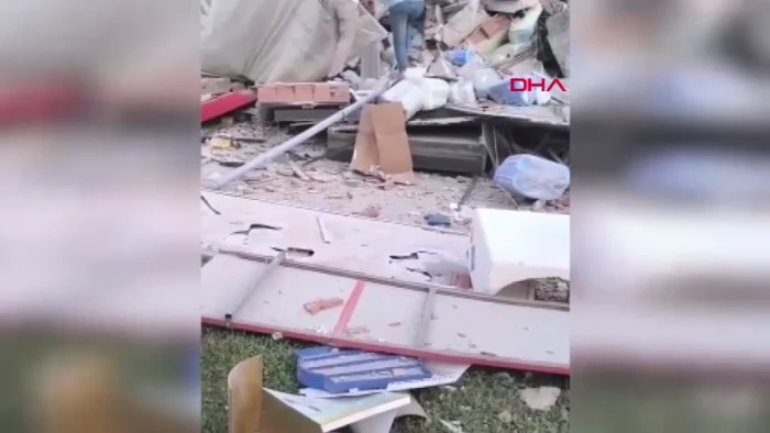 Balıkesir - Yıkılan bir binanın enkazından 1 kişi çıkarıldı